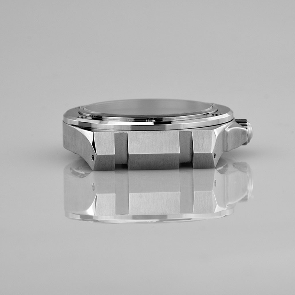 WC031 Round Stainless-Steel Watch Case with Screw Detail