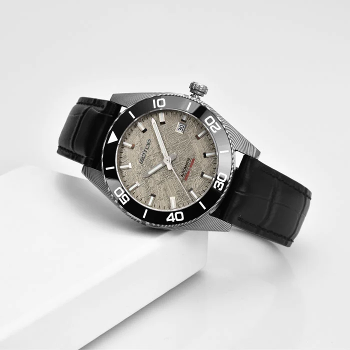 Automatic Watches Custom Damascus Steel Mechanical Dive Watch 200 meters For Men
