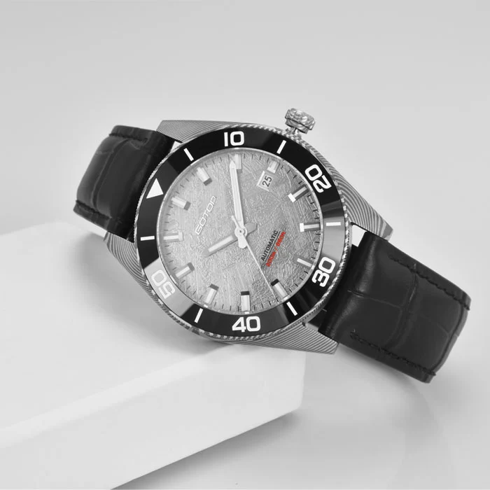 Automatic Watches Custom Damascus Steel Mechanical Dive Watch 200 meters For Men