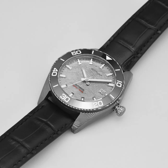 Automatic Watches Custom Damascus Steel Mechanical Dive Watch 200 meters For Men